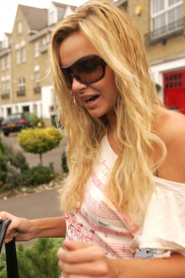 Nadine_Coyle_leaving_her_home_10_09_07_28129.jpg