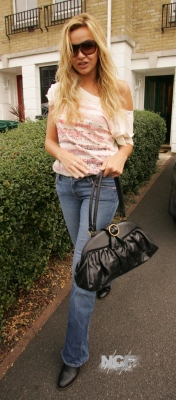 Nadine_Coyle_leaving_her_home_10_09_07_28229.jpg