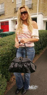 Nadine_Coyle_leaving_her_home_10_09_07_28429.jpg