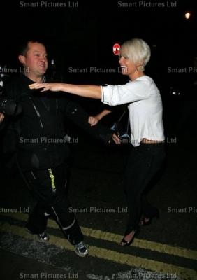 Sarah_Leaving_Paper_Night_Club_11_07_07_283529.jpg