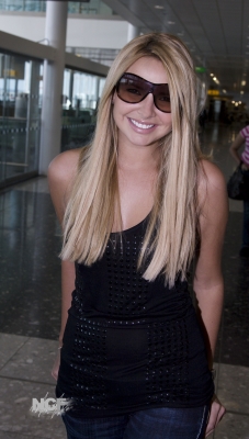 Nadine_Coyle_departing_heathrow_airport_11_09_07_28929.jpg