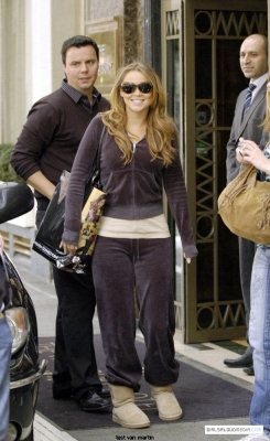 Kimberley_Walsh_outside_a_hotel_in_Central_London_17_10_07_28329.jpg