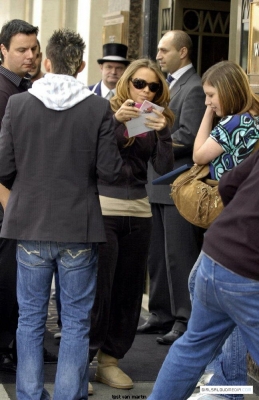 Kimberley_Walsh_outside_a_hotel_in_Central_London_17_10_07_28529.jpg