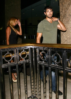 Nadine_and_Jesse_arriving_at__One__restaurant_in_LA_09_08_07_28129.jpg