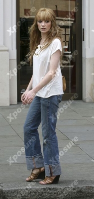 Nicola_Roberts_shopping_on_Sloane_Street_11_07_07_281629.jpg