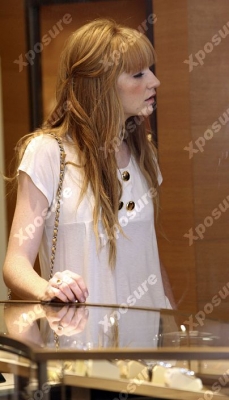 Nicola_Roberts_shopping_on_Sloane_Street_11_07_07_281829.jpg