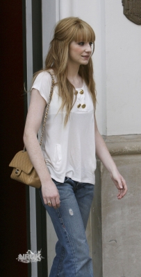 Nicola_Roberts_shopping_on_Sloane_Street_11_07_07_28529.jpg