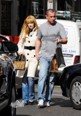 Nicola_Roberts_shopping_with_Carl_in_London_05_09_07_28529.jpg