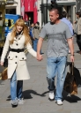 Nicola_Roberts_shopping_with_Carl_in_London_05_09_07_28329.jpg
