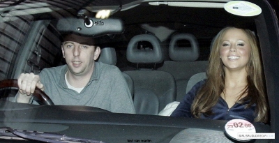 Kimberley_and_Nicola_leaving_a_studio_02_04_07_28129.jpg