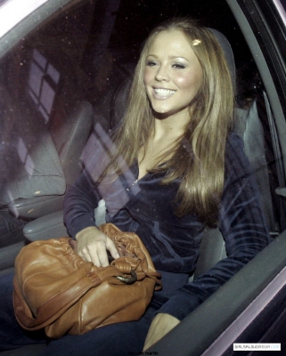 Kimberley_and_Nicola_leaving_a_studio_02_04_07_28229.jpg