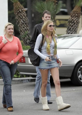 Nadine_spends_time_with_her_family_in_Los_Angeles_21_02_07_28129.jpg