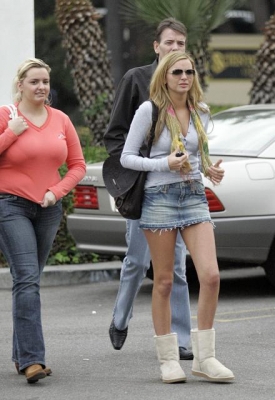Nadine_spends_time_with_her_family_in_Los_Angeles_21_02_07_28229.jpg