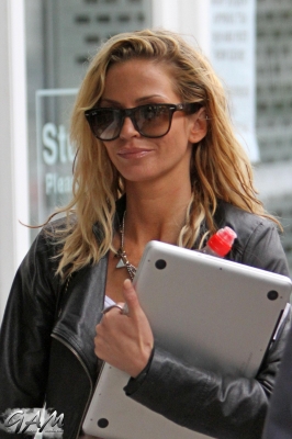 Sarah_Harding_out___about_in_London_16_07_12_28129.JPG