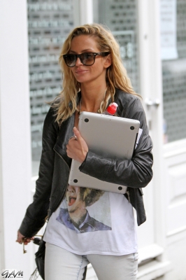 Sarah_Harding_out___about_in_London_16_07_12_281629.JPG