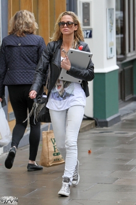 Sarah_Harding_out___about_in_London_16_07_12_282029.JPG