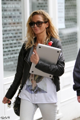 Sarah_Harding_out___about_in_London_16_07_12_282129.JPG