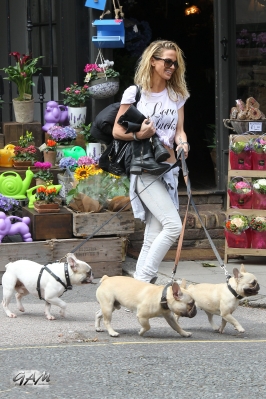 Sarah_Harding_out_and_about_in_London_with_her_dogs_17_07_12_281129.jpg