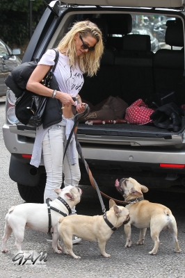 Sarah_Harding_out_and_about_in_London_with_her_dogs_17_07_12_281429.jpg