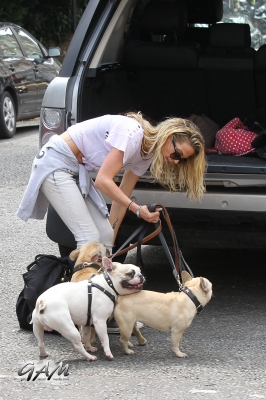 Sarah_Harding_out_and_about_in_London_with_her_dogs_17_07_12_281729.jpg
