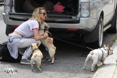 Sarah_Harding_out_and_about_in_London_with_her_dogs_17_07_12_281929.jpg