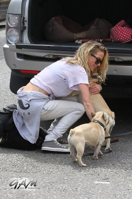 Sarah_Harding_out_and_about_in_London_with_her_dogs_17_07_12_282029.jpg