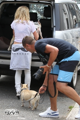 Sarah_Harding_out_and_about_in_London_with_her_dogs_17_07_12_282229.jpg