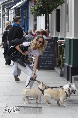 Sarah_Harding_out_and_about_in_London_with_her_dogs_17_07_12_282729.jpg