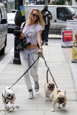 Sarah_Harding_out_and_about_in_London_with_her_dogs_17_07_12_283129.jpg