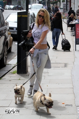 Sarah_Harding_out_and_about_in_London_with_her_dogs_17_07_12_283429.jpg