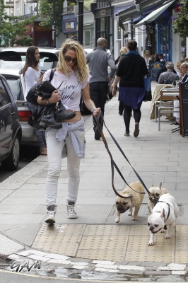 Sarah_Harding_out_and_about_in_London_with_her_dogs_17_07_12_283729.jpg