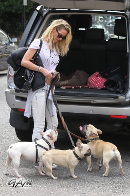 Sarah_Harding_out_and_about_in_London_with_her_dogs_17_07_12_284529.jpg