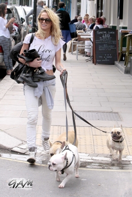 Sarah_Harding_out_and_about_in_London_with_her_dogs_17_07_12_285029.jpg
