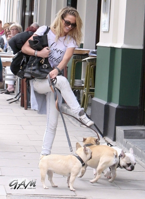 Sarah_Harding_out_and_about_in_London_with_her_dogs_17_07_12_285329.jpg