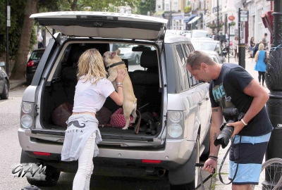 Sarah_Harding_out_and_about_in_London_with_her_dogs_17_07_12_285729.jpg