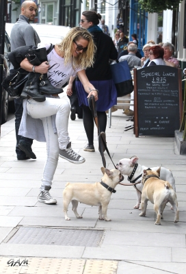 Sarah_Harding_out_and_about_in_London_with_her_dogs_17_07_12_285829.jpg