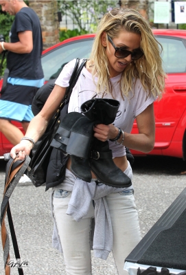 Sarah_Harding_out_and_about_in_London_with_her_dogs_17_07_12_285929.jpg