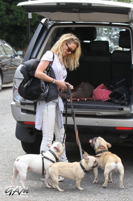Sarah_Harding_out_and_about_in_London_with_her_dogs_17_07_12_287529.jpg