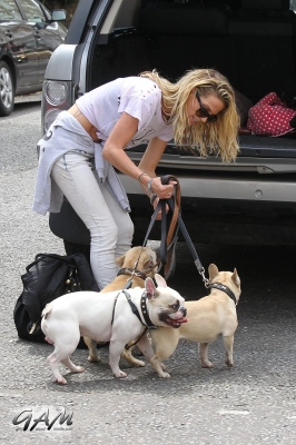 Sarah_Harding_out_and_about_in_London_with_her_dogs_17_07_12_288029.jpg