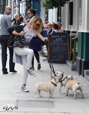 Sarah_Harding_out_and_about_in_London_with_her_dogs_17_07_12_289329.jpg