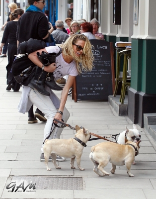 Sarah_Harding_out_and_about_in_London_with_her_dogs_17_07_12_289429.jpg