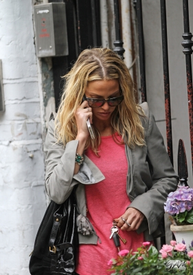 Sarah_Harding_leaving_her_home_18_07_12_281029.jpg