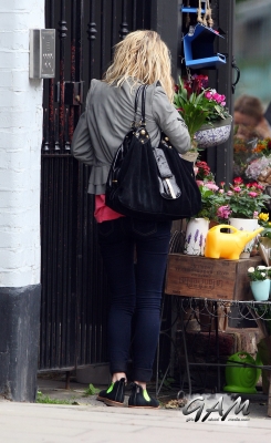 Sarah_Harding_leaving_her_home_18_07_12_28529.jpg