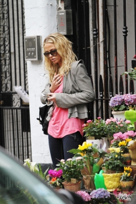 Sarah_Harding_leaving_her_home_18_07_12_28729.jpg