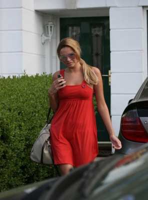 Nadine_Leaving_Her_House_London2C_England_18_04_07_28829.jpg