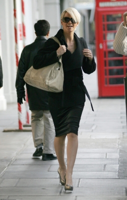 Sarah_leaving_Ultimo_Photocall_and_arriving_at_Nobu_12_11_07_28329.jpg