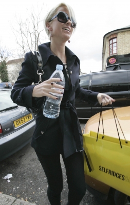 Kimberley___Sarah_At_A_London_Studio_07_03_07_282929.jpg