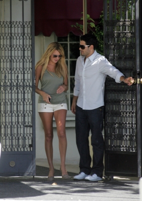 Nadine___Jesse_spotted_House_hunting_14_09_07_28929.jpg