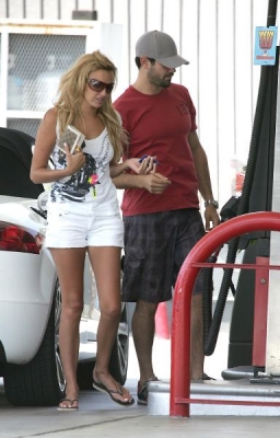 Nadine_and_Jesse_at_Petrol_Station_10_08_07_28129.jpg