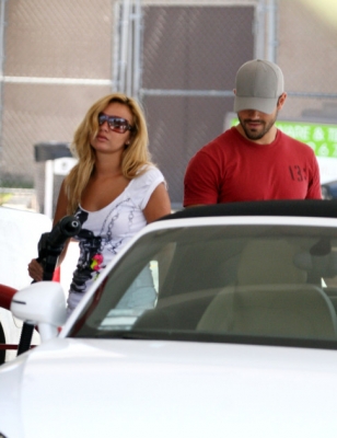 Nadine_and_Jesse_at_Petrol_Station_10_08_07_281529.jpg